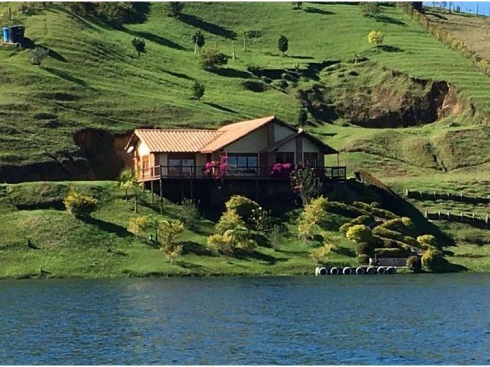 Casa Campestre en arriendo o venta Antioquia Guatape Guatape 250 m2 Habitaciones 3 Baños 4 Garajes 3 Precio venta $2500000000 Precio arriendo $15000000