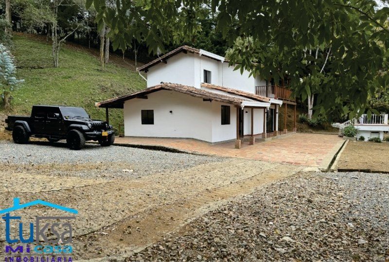 Casa en arriendo Antioquia Medellín Villanueva 3000 m2 Habitaciones 3 Baños 2 Garajes 12 Precio $4800000