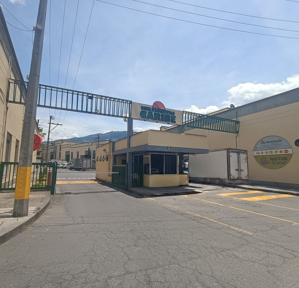 Bodega en arriendo Antioquia Medellín Caribe 240 m2 Habitaciones 0 Baños 3 Garajes 1 Precio $11500000