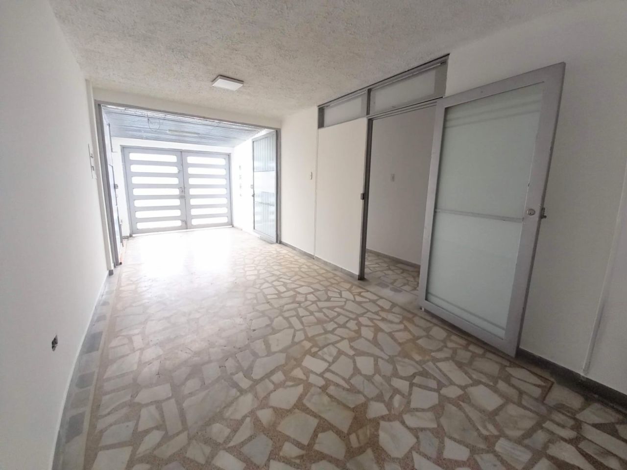 Casa en arriendo Cundinamarca Bogotá Normandía 270 m2 Habitaciones 10 Baños 3 Garajes 2 Precio $5100000