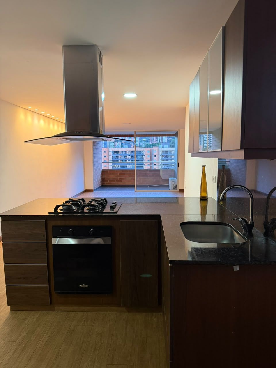 Apartamento en arriendo o venta Antioquia Envigado Uribe Ángel 96 m2 Habitaciones 3 Baños 2 Garajes 2 Precio venta $900000000 Precio arriendo $4500000