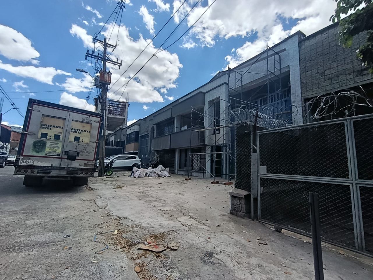 Bodega en arriendo Antioquia Medellín Cristo Rey 400 m2 Habitaciones 0 Baños 2 Garajes 3 Precio $25000000