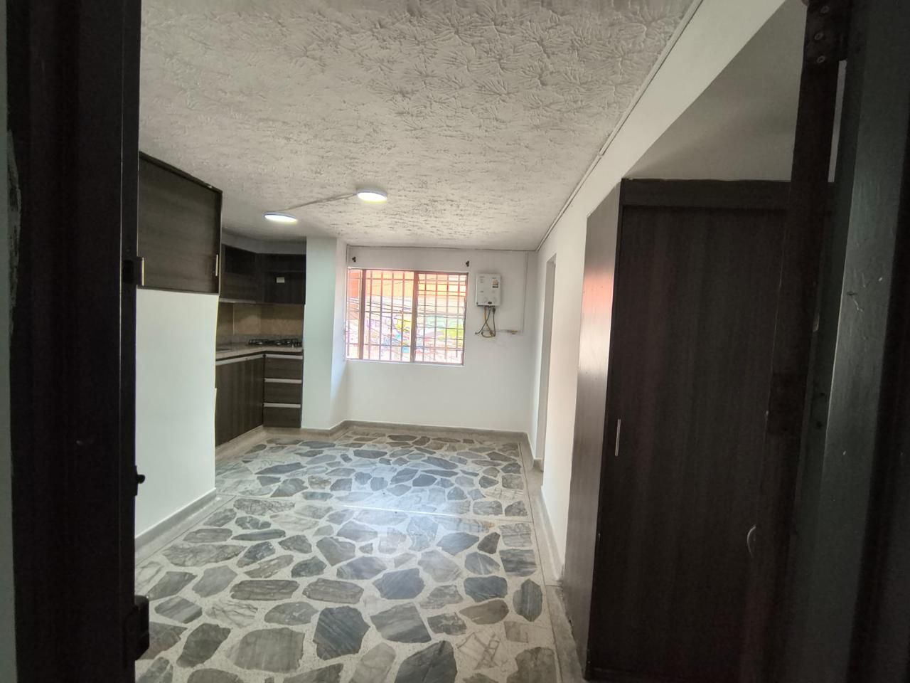Apartaestudio en arriendo Antioquia Medellín La Castellana 40 m2 Habitaciones 1 Baños 1 Garajes 0 Precio $1700000