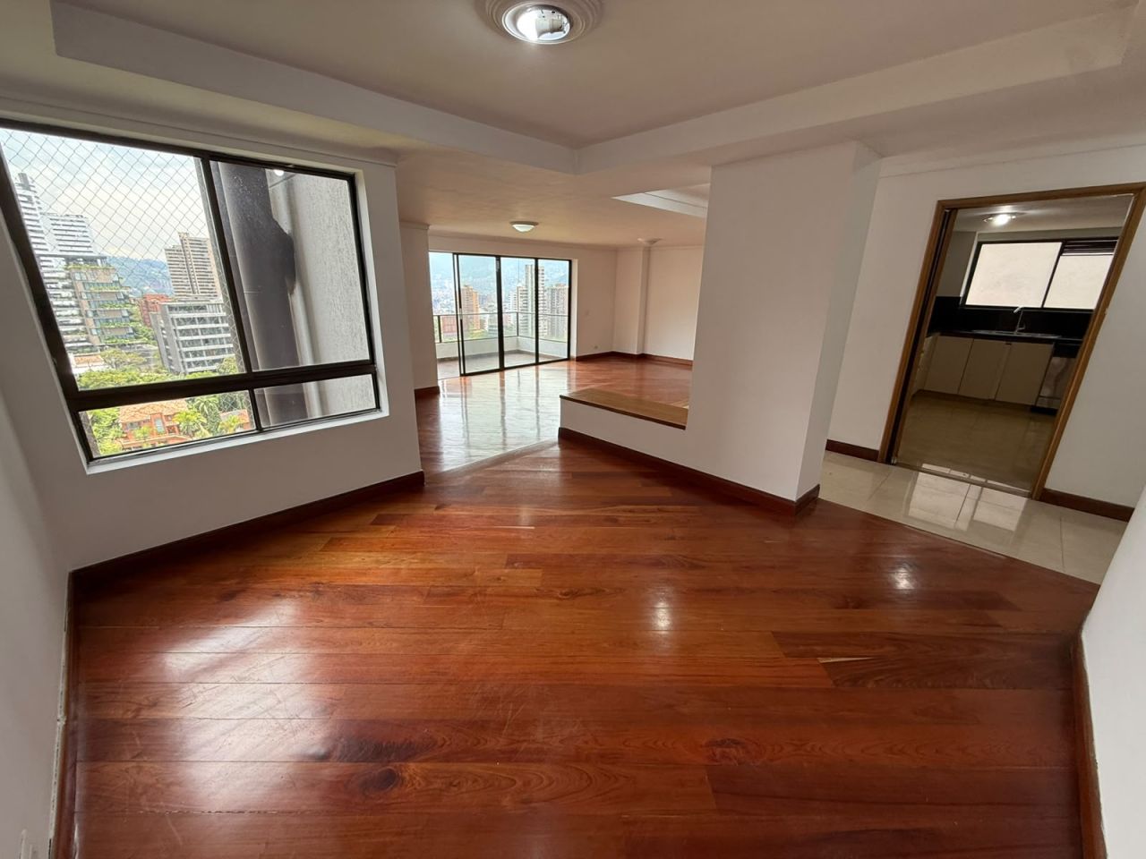 Apartamento en arriendo Antioquia Medellín Los Balsos No 1 200 m2 Habitaciones 4 Baños 5 Garajes 2 Precio $7500000