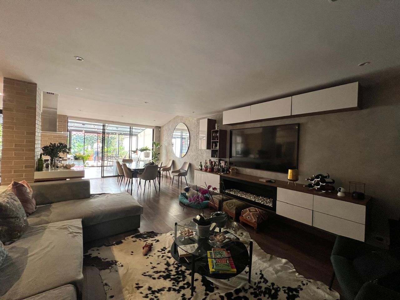 Casa en arriendo o venta Cundinamarca Bogotá Lisboa 286 m2 Habitaciones 4 Baños 5 Garajes 2 Precio venta $2350000000 Precio arriendo $7500000