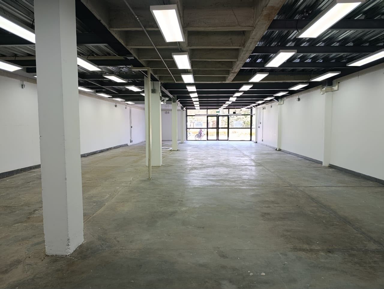 Local Comercial en arriendo Antioquia Rionegro Cuatro Esquinas 300 m2 Habitaciones 0 Baños 4 Garajes 6 Precio $15000000