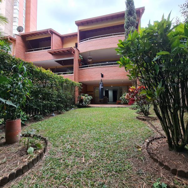 Casa en arriendo o venta Antioquia Envigado San Sebastian 310 m2 Habitaciones 3 Baños 5 Garajes 2 Precio venta $1700000000 Precio arriendo $12200000